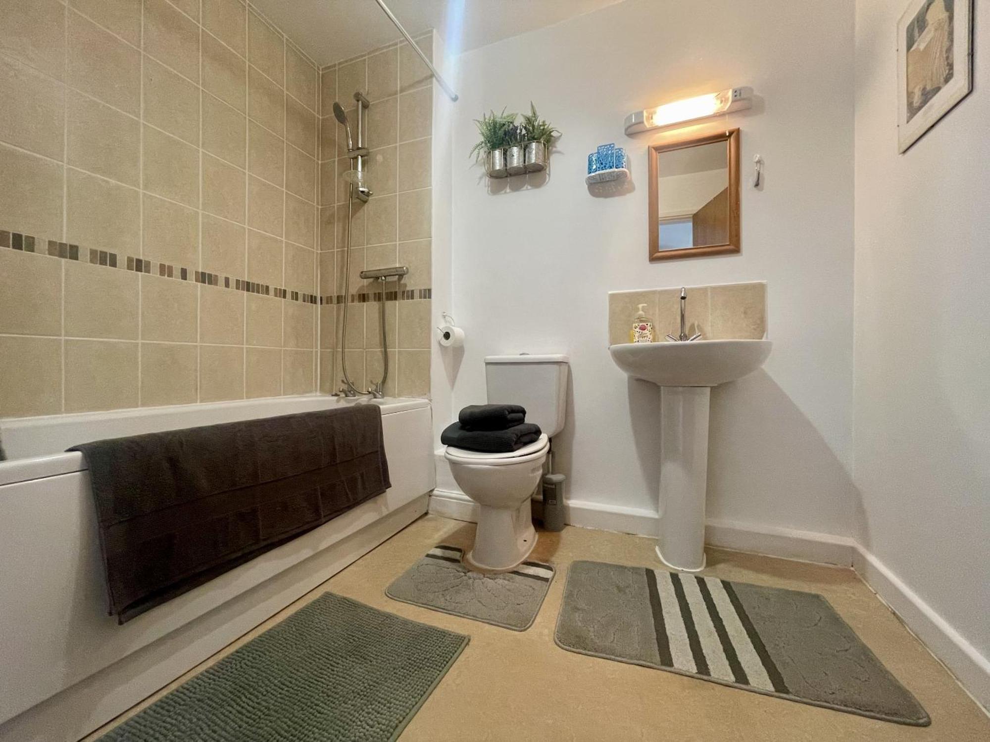 Hk Life Serviced Apartment , City Centre スウィンドン エクステリア 写真