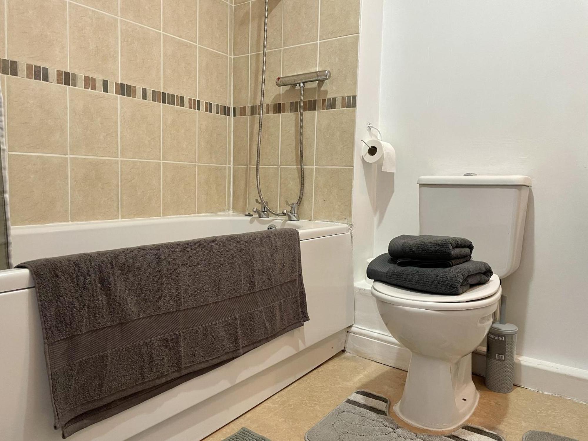 Hk Life Serviced Apartment , City Centre スウィンドン エクステリア 写真