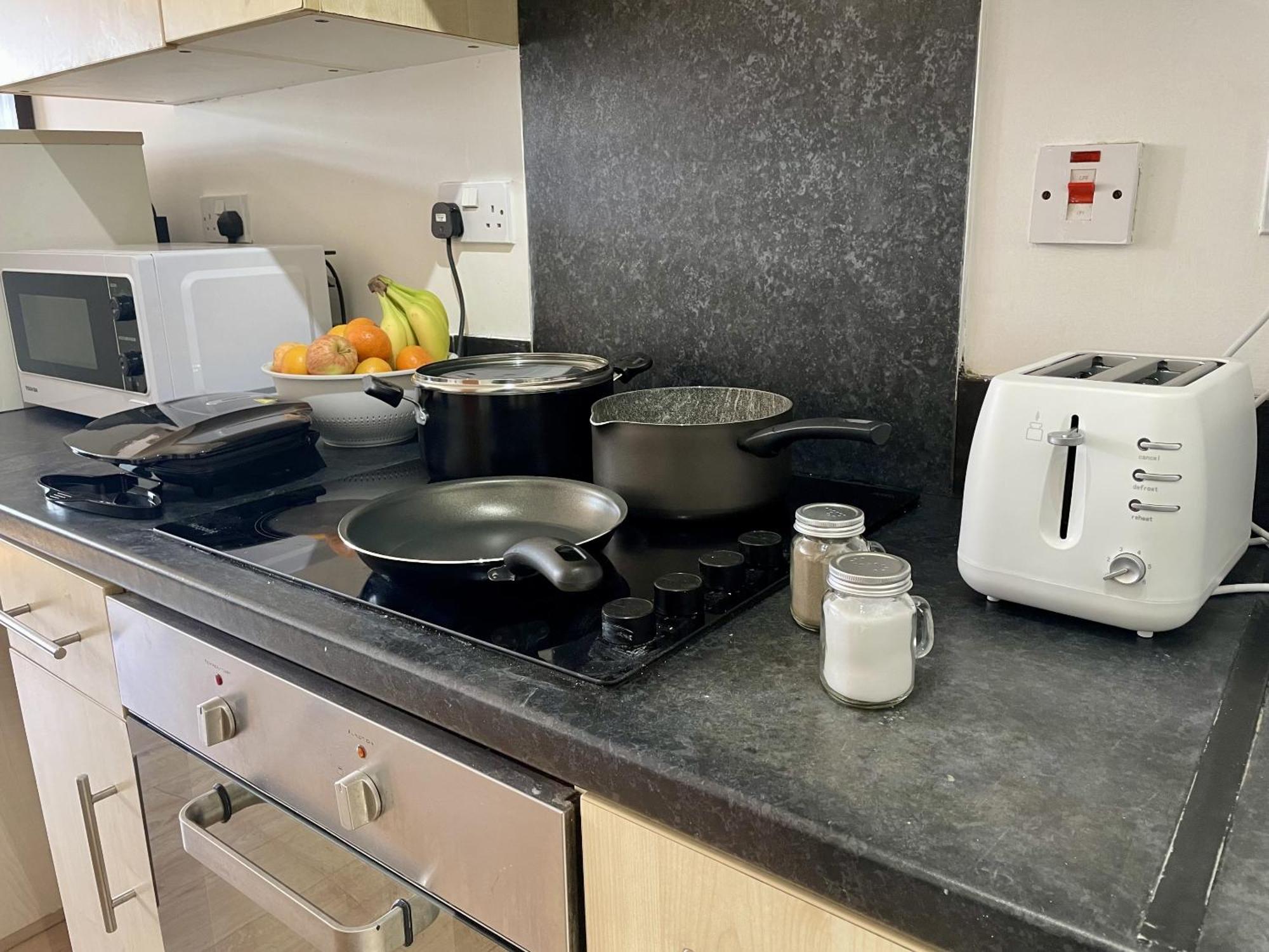 Hk Life Serviced Apartment , City Centre スウィンドン エクステリア 写真